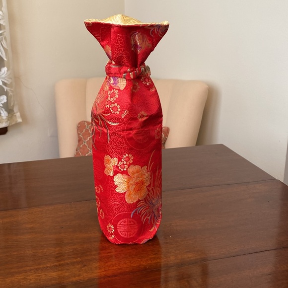 Asian Red Brocade Wine Gift Bag with tassel and covered elastic band (reusable) - Picture 2 of 11